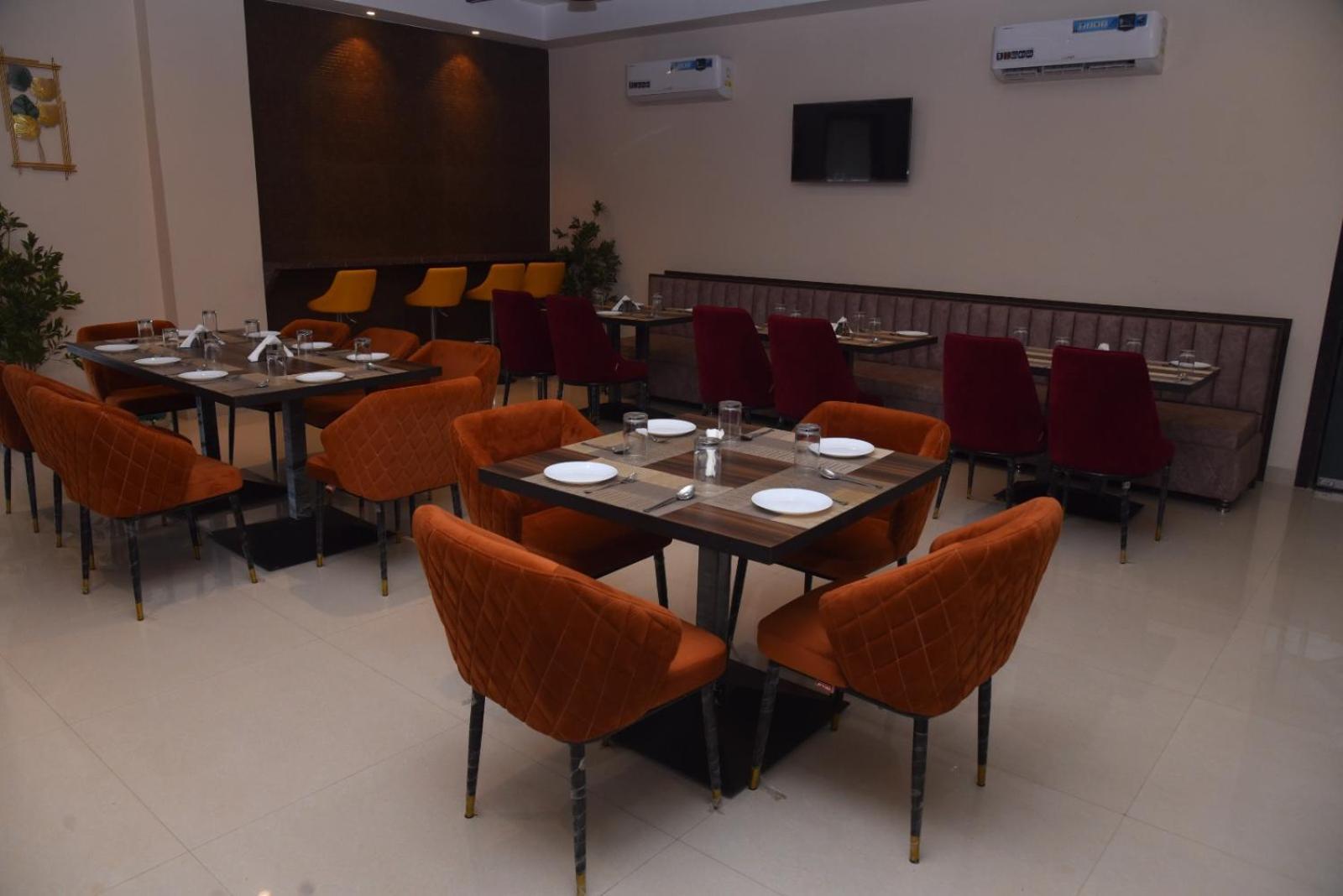 The Imperial Hotel And Convention Centre Kanpur Exteriör bild