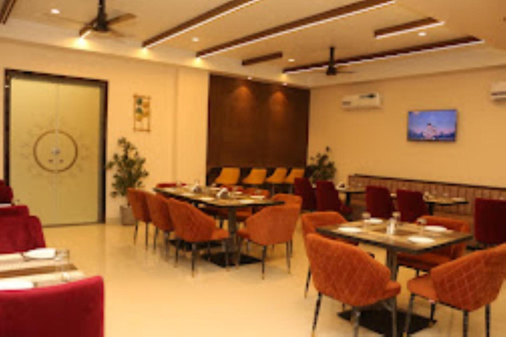 The Imperial Hotel And Convention Centre Kanpur Exteriör bild